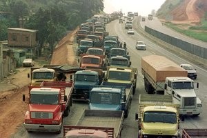 Caminhões parados em uma das grevesd de caminhoneiros no governo FHC.