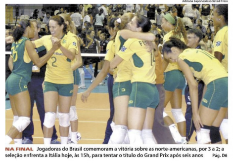 Foto do time comemorando a vitória, e legenda jornalística dizendo: NA FINAL - Jogadoras do Brasil comemoram a vitória sobre as norte-americanas, por 3 a 2