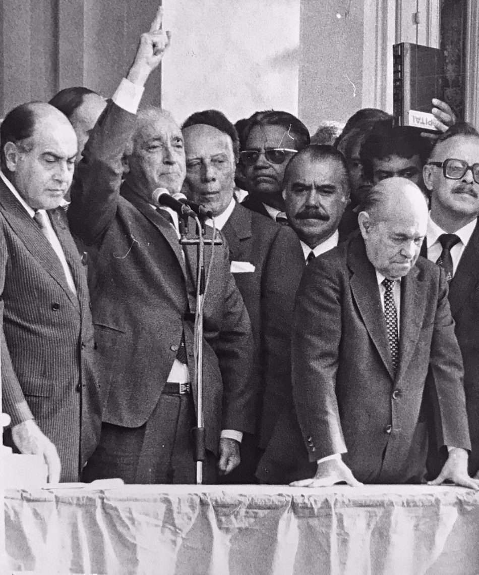 Na sacada do Palácio da Liberdade, em Belo Horizonte: Hélio Garcia (vice-governador e prefeito de BH, indicado por Tancredo), Franco Montoro (governador de São Paulo), Ulysses Guimarães (deputado federal), José Sarney (senador), Tancredo Neves e Genésio Bernardino (deputado estadual).