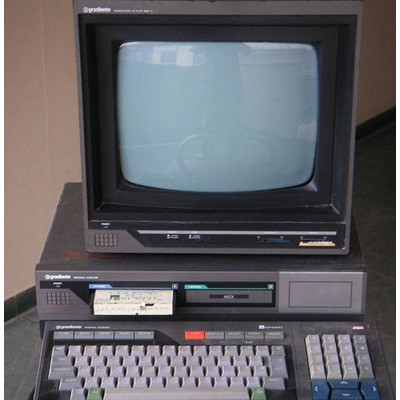 Um MSX Expert da Gradiente, com uma TV de 14 polegadas fazendo o papel de monitor colorido.