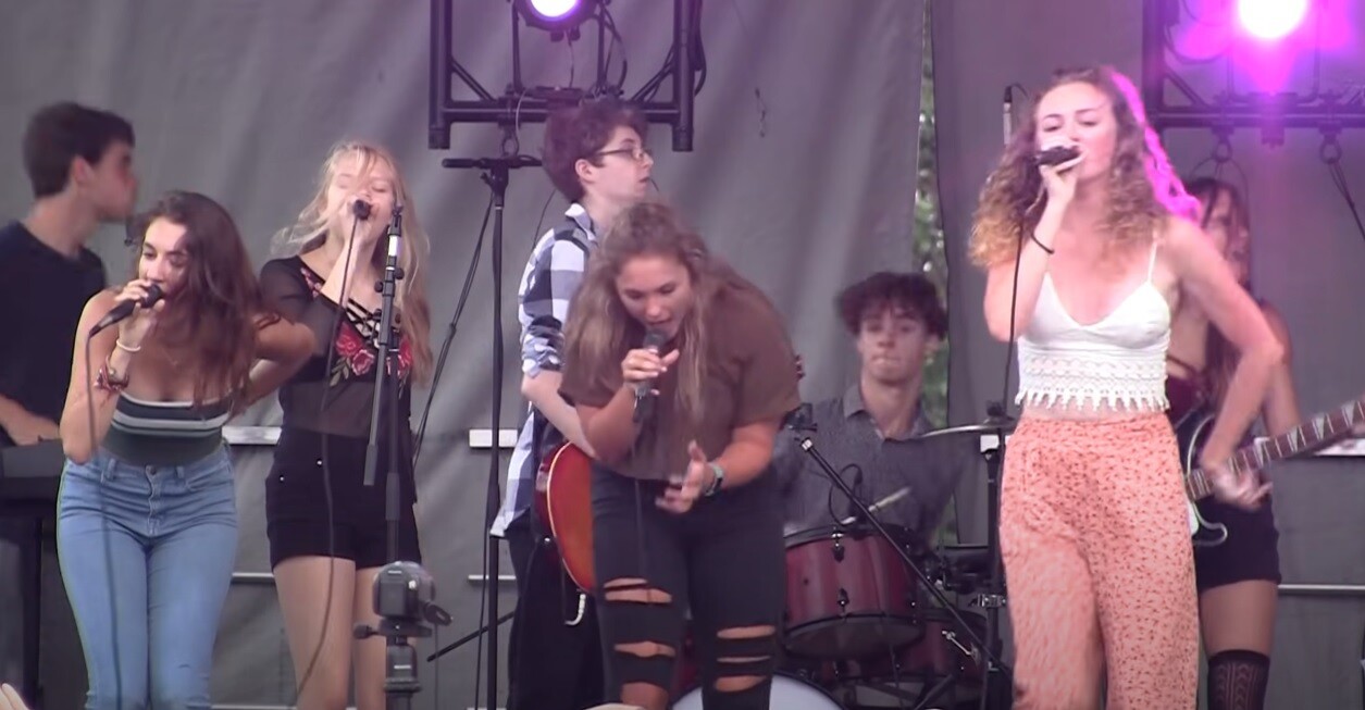 Alunos da Escola do Rock, de Cleveland, no palco tocando punk rock