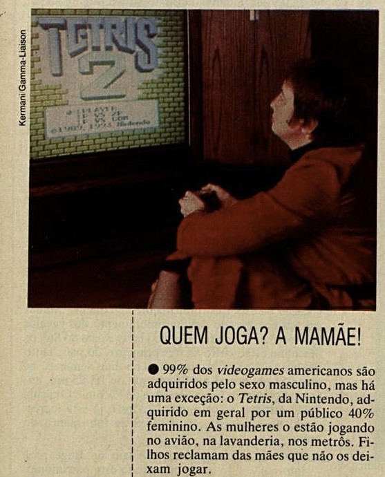 Matéria jornalística com foto de mulher segurando controle em frente à tela de abertura do jogo Tetris 2, e o título: Quem Joga? A Mamãe!