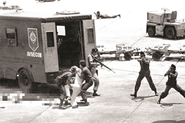 Policiais que iam levar Aquino à prisão reagem ao momento de seu assassinato