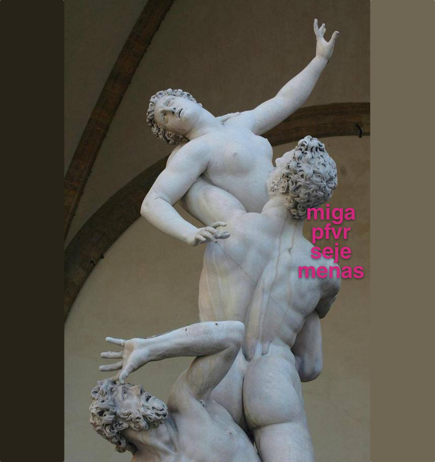 Foto de escultura de cena dramática em que um homem ergue uma mulher, olhando em direção ao seu torço. A mulher está com  uma das mãos próxima ao ombro do homem, e a outra erguida em direção aos céus, e olha para o alto com a boca entreaberta. Abaixo, um homem prostrado observa esse par, em atitude de medo ou espanto. A legenda diz: MIGA PFVR SEJE MENAS