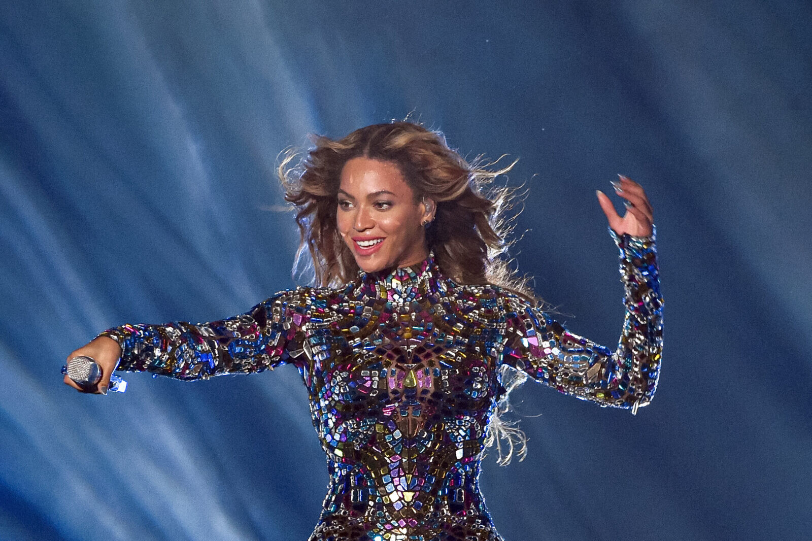 Beyoncé sorri luminosamente no palco<br>