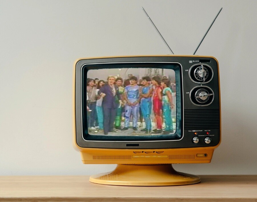 Menudo no palco com o apresentador Gugu