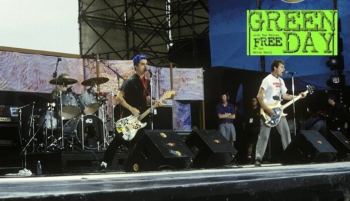 Green Day no palco em 1994, e flyer, em papel verde, do show gratuito em Boston que virou motim.