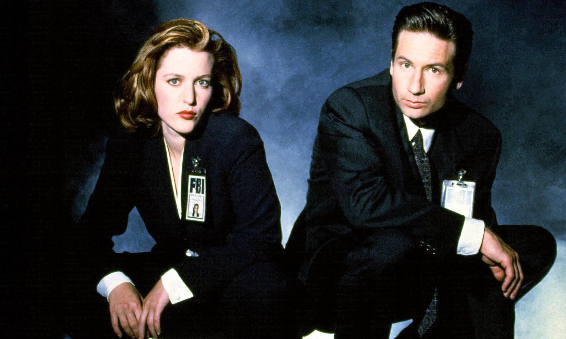 Scully e Mulder, os protagonistas da série, encaram a câmera