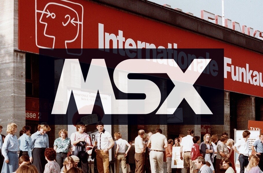 Logo do MSX, sobreposto a uma foto da Feira de Berlim do início dos anos 1980
