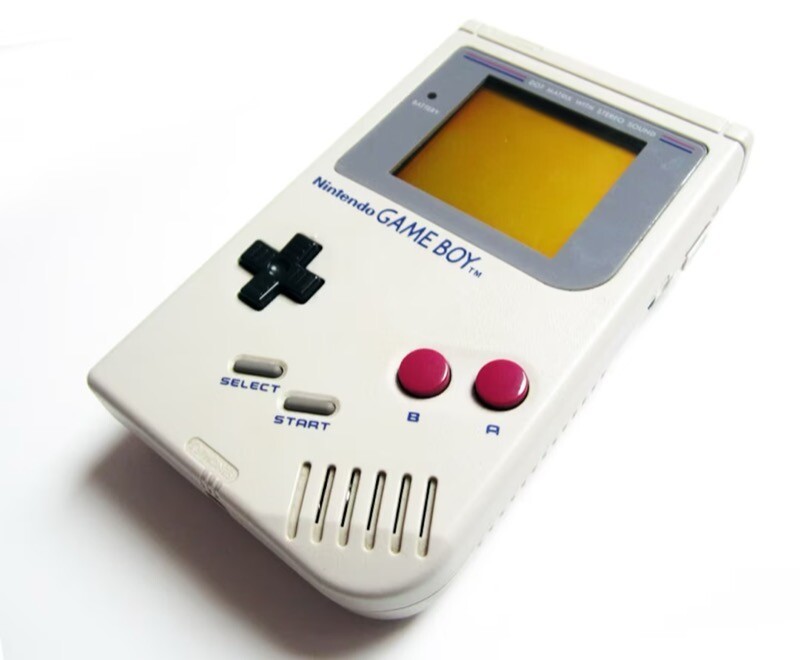 Um Game Boy, desligado, sobre fundo branco