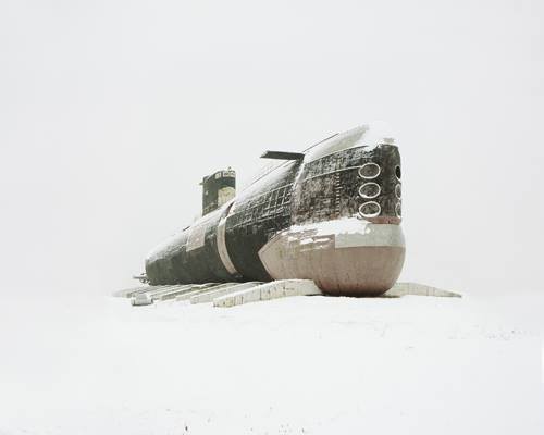 Submarino soviético 641B, que entrou em atividade na década de 1980, e hoje está em um museu a céu aberto. Na foto, ele está cercado de neve, e sem nenhum outro prédio ou objeto visível ao redor.