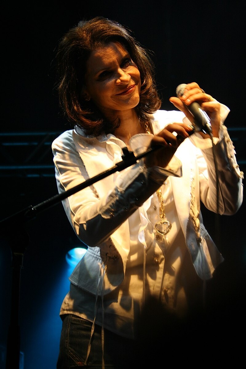 A Marina sorri no palco, aqui em Floripa, no início deste século