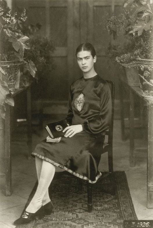Foto em preto e branco da estudante Frida Kahlo, em 1926, aos 18 anos.