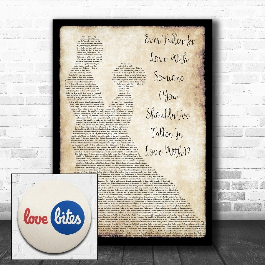 Poster de “Ever Fallen in Love (With Someone You Shouldn't've)”, com silhueta de um casal, traçada apenas com tipografia