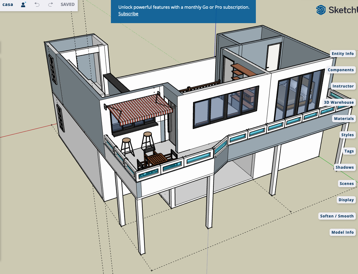 Print do aplicativo Sketchup mostrando o desenho 3D de uma casa de 2 andares. Estão visíveis a lateral e os fundos da casa, com uma sacada, um toldo e uma mesa de jardim. Pelos vidros é possível ver algumas prateleiras e uma cama.