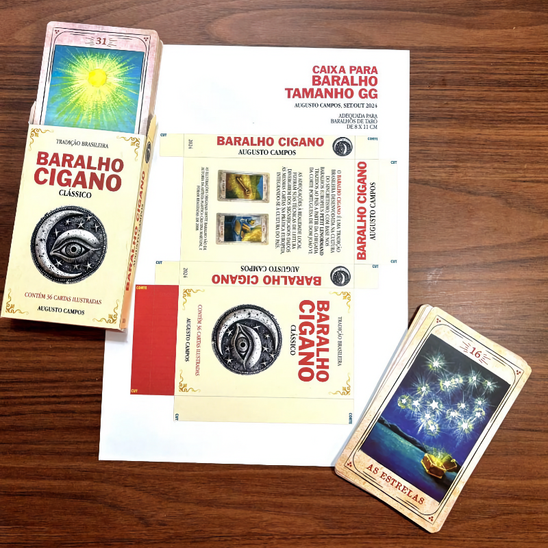 Uma caixa para baralho cigano, em duas versões: montada (e guardando uma parte de um baralho), e em uma folha impressa, pronta para ser recortada, dobrada e colada, construindo assim uma segunda caixa, para outro baralho.<br><br>Aparecem na foto duas cartas auspiciosas: O Sol e As Estrelas