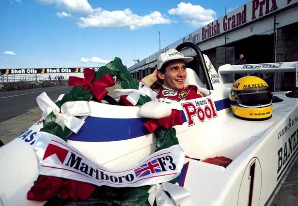 Ayrton Senna sorri no seu carro de Formula 3