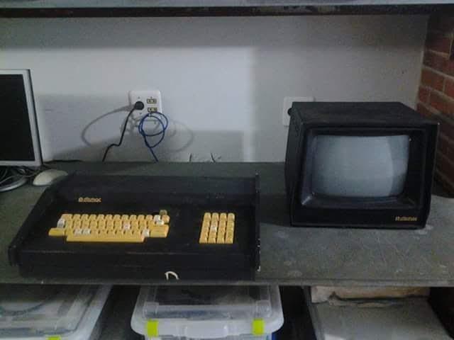 Um D-8000 da Dismac, ao lado do seu monitor