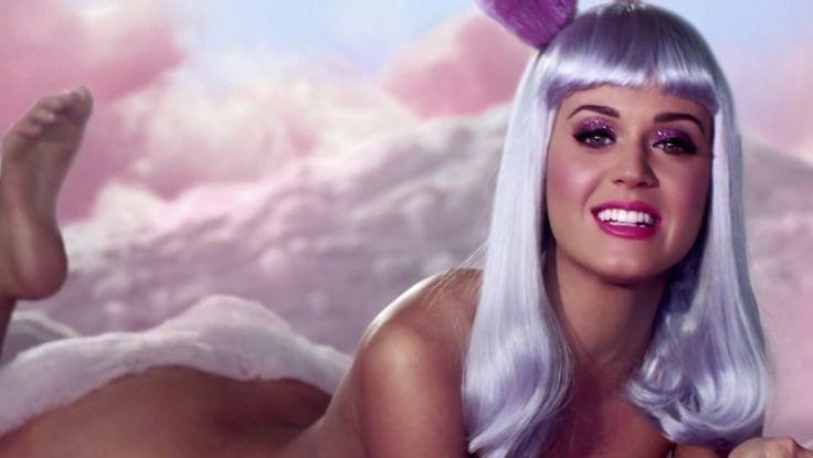 Katy Perry nefelibática em cena do clipe de California Gurls.