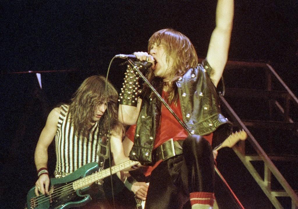 Bruce Dickinson no palco da sua primeira apresentação no Iron Maiden
