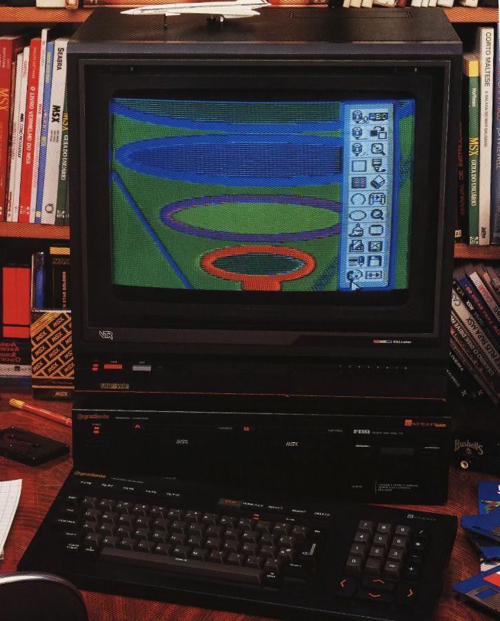 Um MSX DD Plus de um anúncio impresso da Gradiente em 1989, com uma TV colorida servindo de monitor.