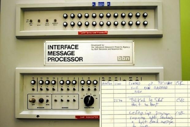 Painel do IMP (precursor dos roteadores) e trecho do log escrito com caneta azul relatando o sucesso na mensagem inicial