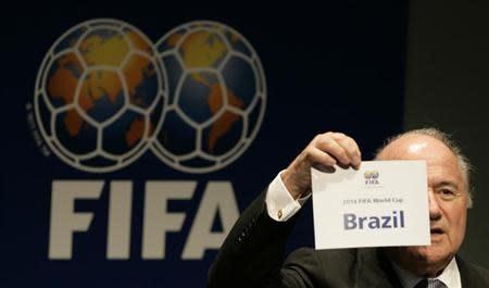O presidente da FIFA, Joseph Blatter, mostra o nome do Brasil como país-sede escolhido para a Copa do Mundo FIFA 2014 durante uma entrevista coletiva na sede da FIFA em Zurique em 30 de outubro de 2007. REUTERS/Michael Buholzer (Reuters)