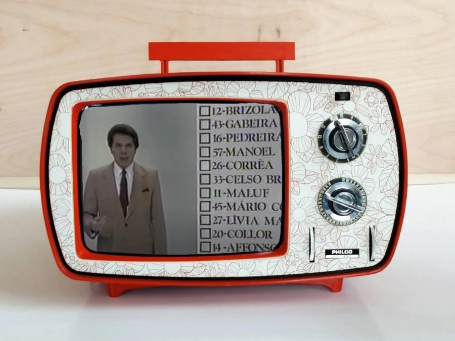 Sílvio Santos na TV mostrando a cédula já impressa, com o nome de outra pessoa junto ao número com o qual ele tentava concorrer à Presidência da República