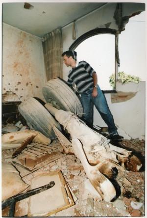 Trem de pouso do vôo TAM 402, na sala destruída de uma casa no Jabaquara