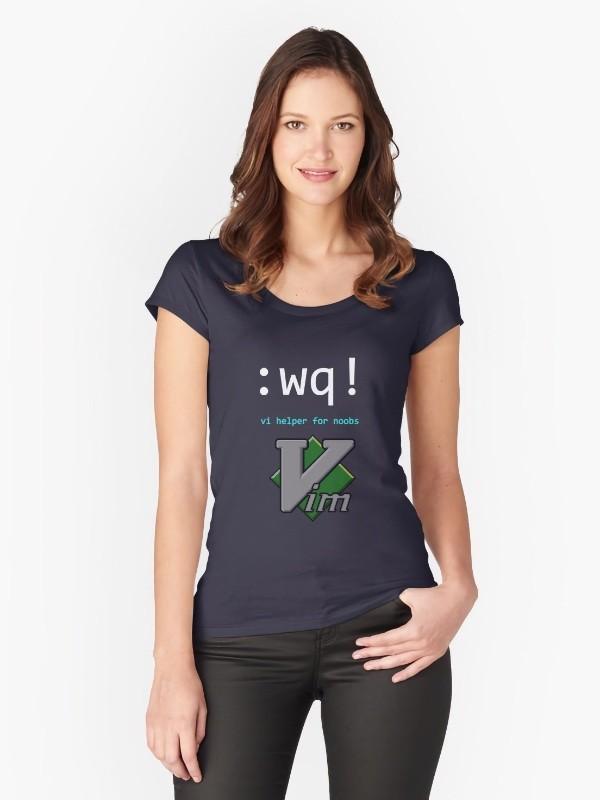 Modelo veste camiseta onde está escrito: <br>:wq! <br>vi helper for noobs