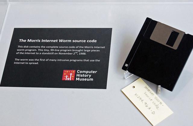 Disquete contendo o código-fonte do Morris Worm, preservado no acervo do Computer History Museum