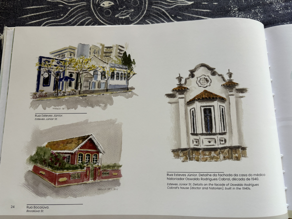 Página do livro Florianópolis de A a Z, com 3 artes representando casas ainda preservadas da arquitetura da ilha: a residência cor de rosa na esquina da Bocaiúva com a Gama D’Eça, a fachada em tons azuis da casa na Esteves Júnior onde fica o Café das Artes, e detalhe de outra casa na mesma rua, na quadra ao lado, onde hoje funciona um complexo de restaurantes, quase em frente ao meu antigo endereço.