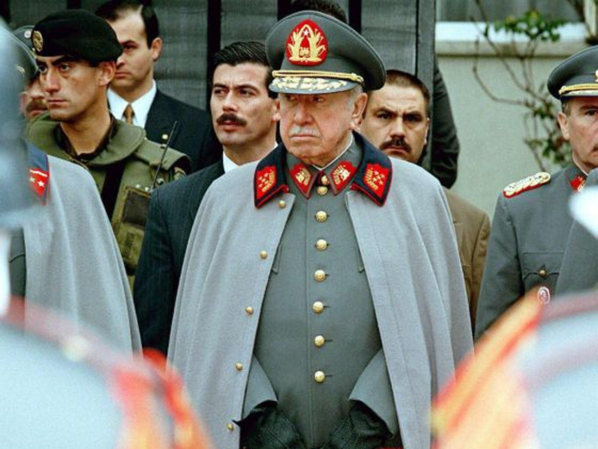 Pinochet em fardamento militar chileno, em foto de 1997.