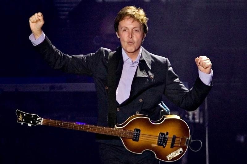 Paul McCartney comemora no palco, em foto não relacionada ao fato narrado