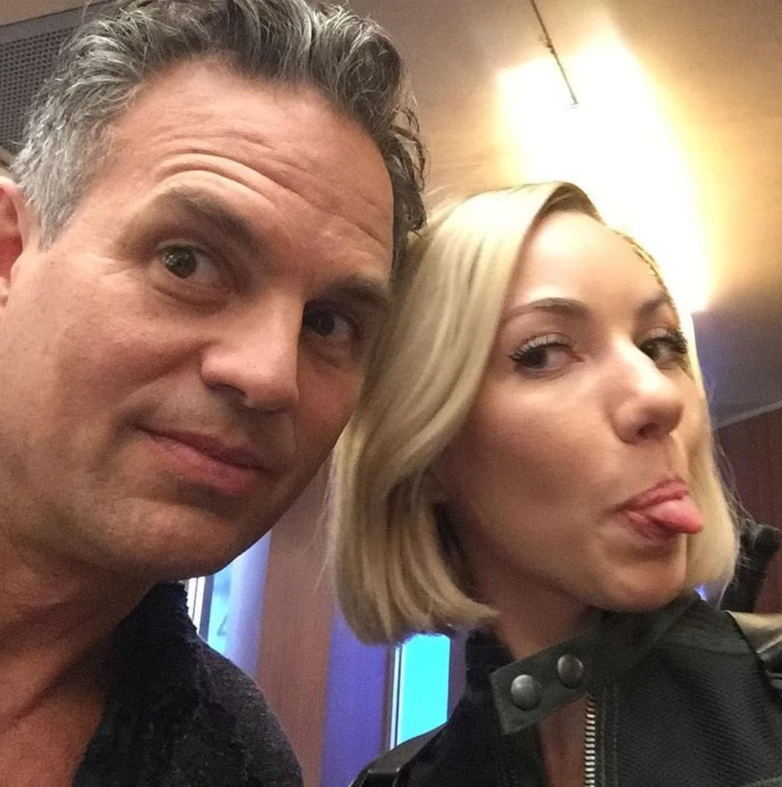 Selfie dos 2 aniversariantes, com Scarlett mostrando a língua