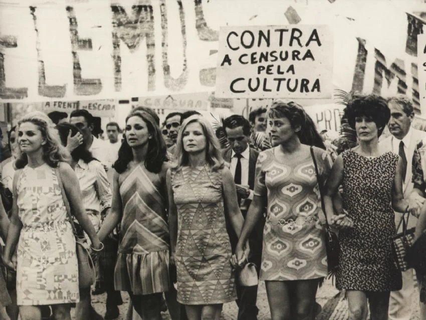 As atrizes Tônia Carrero, Eva Wilma, Odete Lara, Norma Benghel e Cacilda Becker, à frente de protesto contra a censura, em 1968 – Foto do Arquivo Nacional