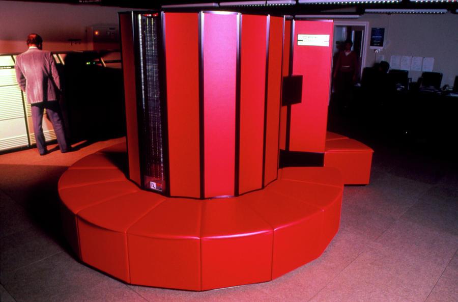 Um Cray X-MP/48, com uma pessoa, de costas, ao fundo