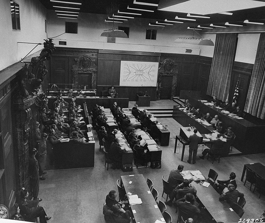 Foto panorâmica do Tribunal de Nuremberg em sessão para o julgamento