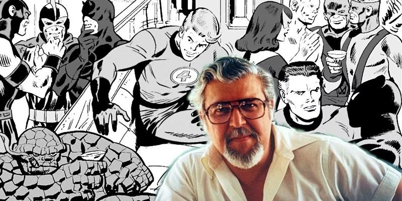 John Buscema em frente a painel com quadrinhos clássicos da Marvel