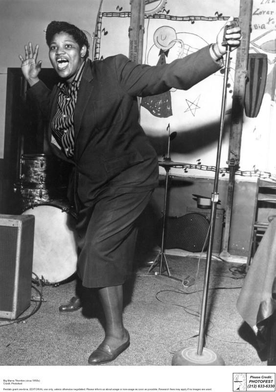 Foto em preto e branco de Big Mama Thornton em momento de intensidade, nos anos 50