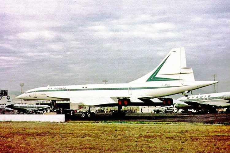Concorde da Air France no aeroporto do Galeão em 1976, com um avião da Varig ao fundo