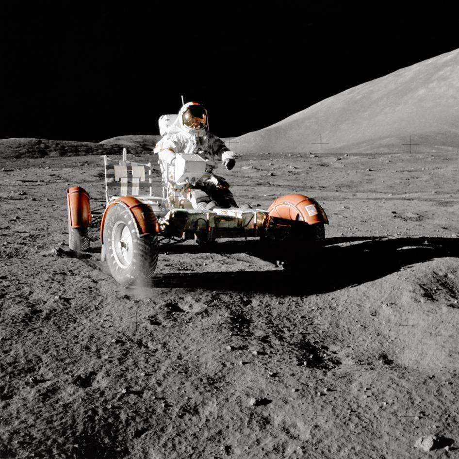 Tripulante da Apollo 17 pilota o seu Lunar Rover