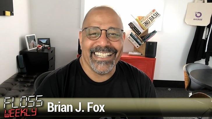 Brian Fox sorri para a câmera em vinheta do FLOSS WEEKLY