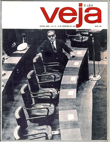 Capa da revista Veja sobre o AI-5, apreendida pela censura, mostrando o marechal Arthur da Costa e Silva em meio às cadeiras vazias do Congresso Nacional, em Brasília.