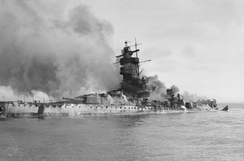 Foto mostra o afundamento do navio alemão Admiral Graf Spee, por sua própria tripulação, após ser derrotado pela marinha inglesa e fugir, sem condições de combate, para águas territoriais neutras do Uruguai