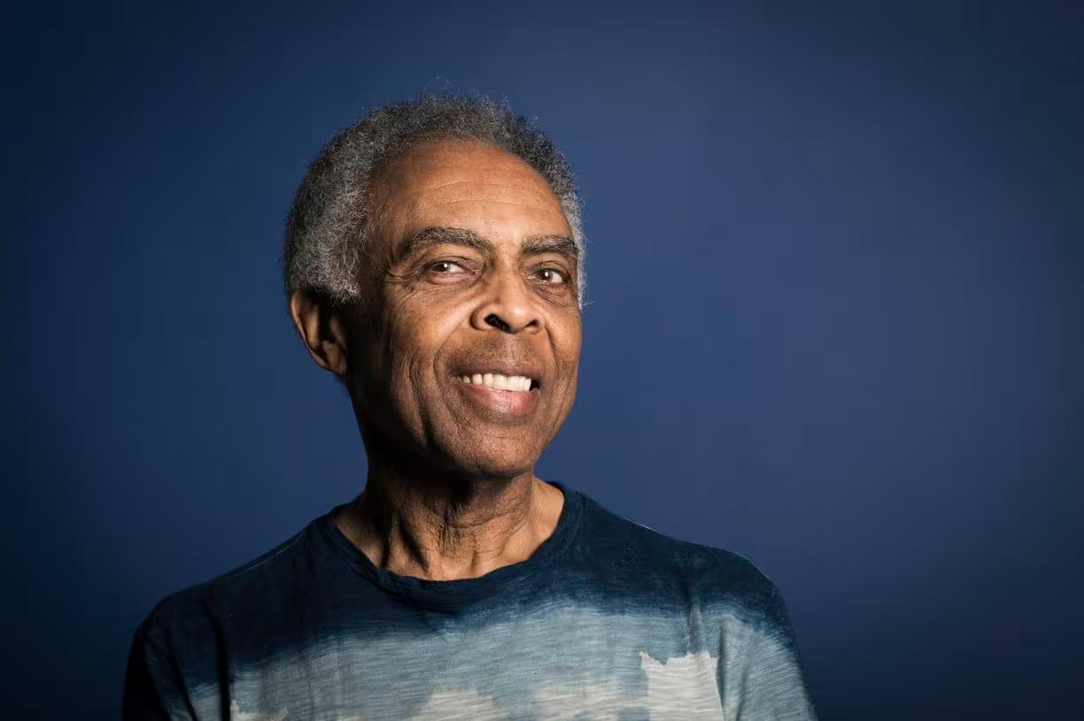 Gilberto Gil sorri para a câmera em foto de estúdio