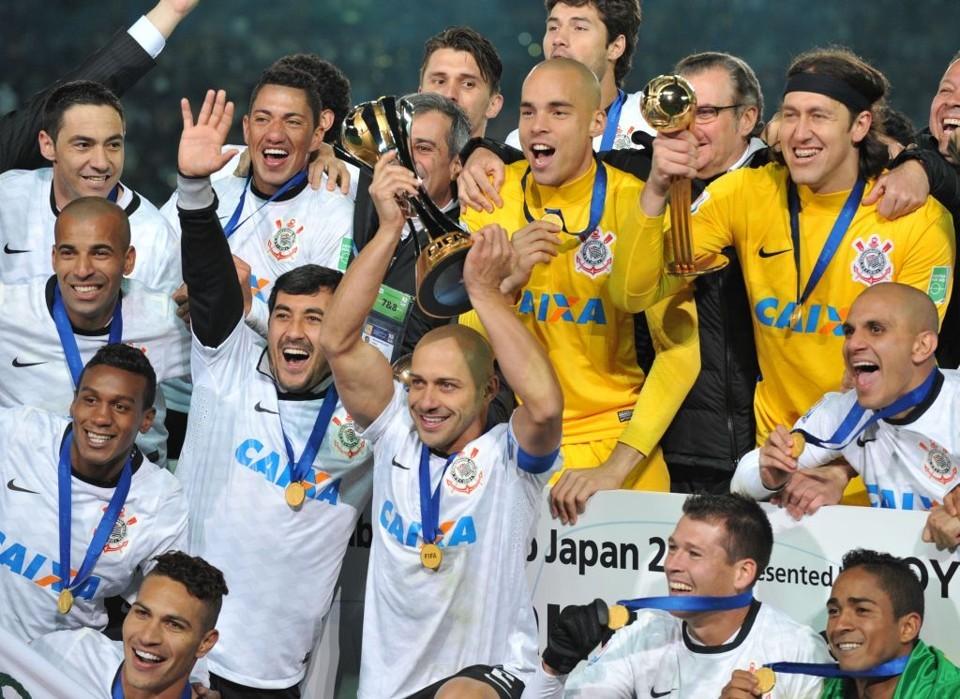 Os jogadores do Corinthians posam para a foto com o troféu de campeão de clubes