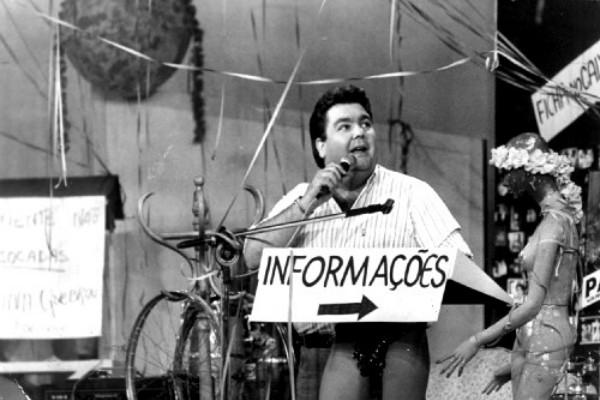 Fausto Silva em seu púlpito no Perdidos na Noite, em foto em preto e branco.