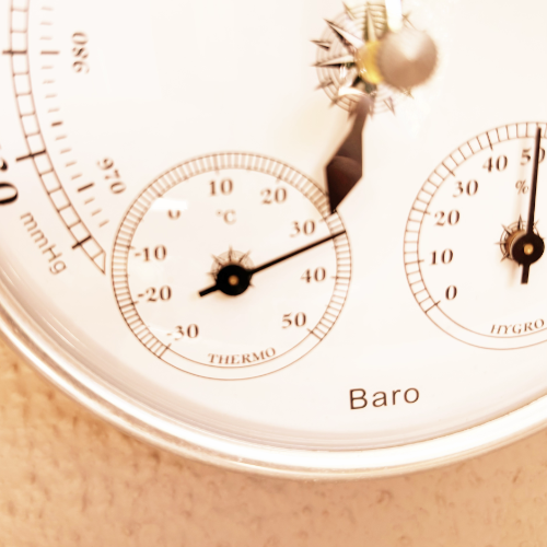 Foto do termômetro analógico da minha sacada, com o ponteiro indicando 34 graus celsius