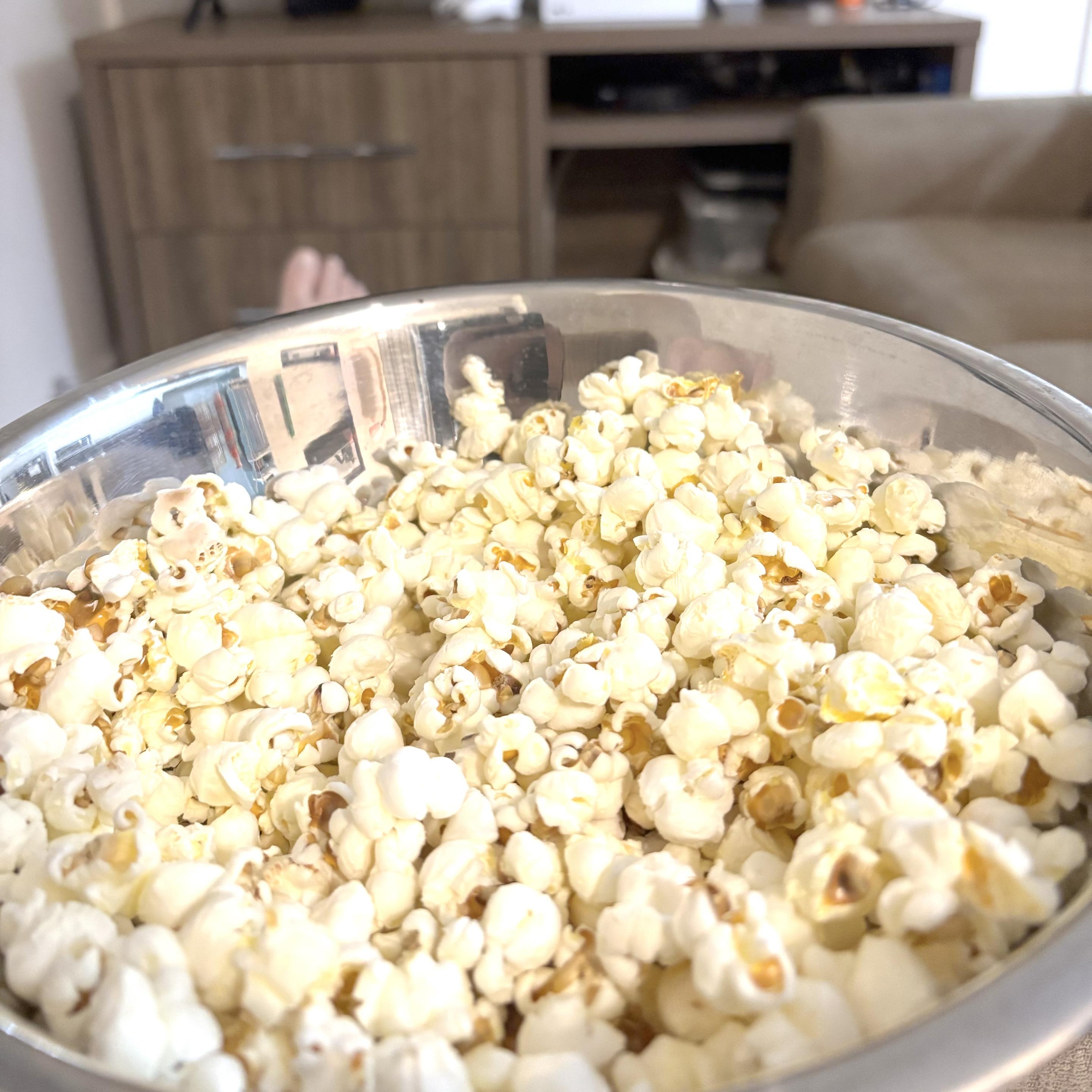 Foto de uma travessa de metal, cheia de pipoca